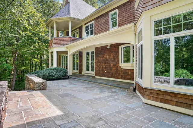 a view of a house with backyard and porch