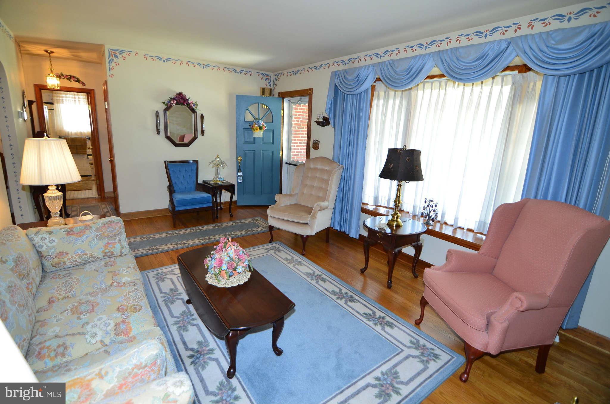 227 Homewood Road Linthicum Heights, MD 21090 - Photo 4 of 30 Living Room