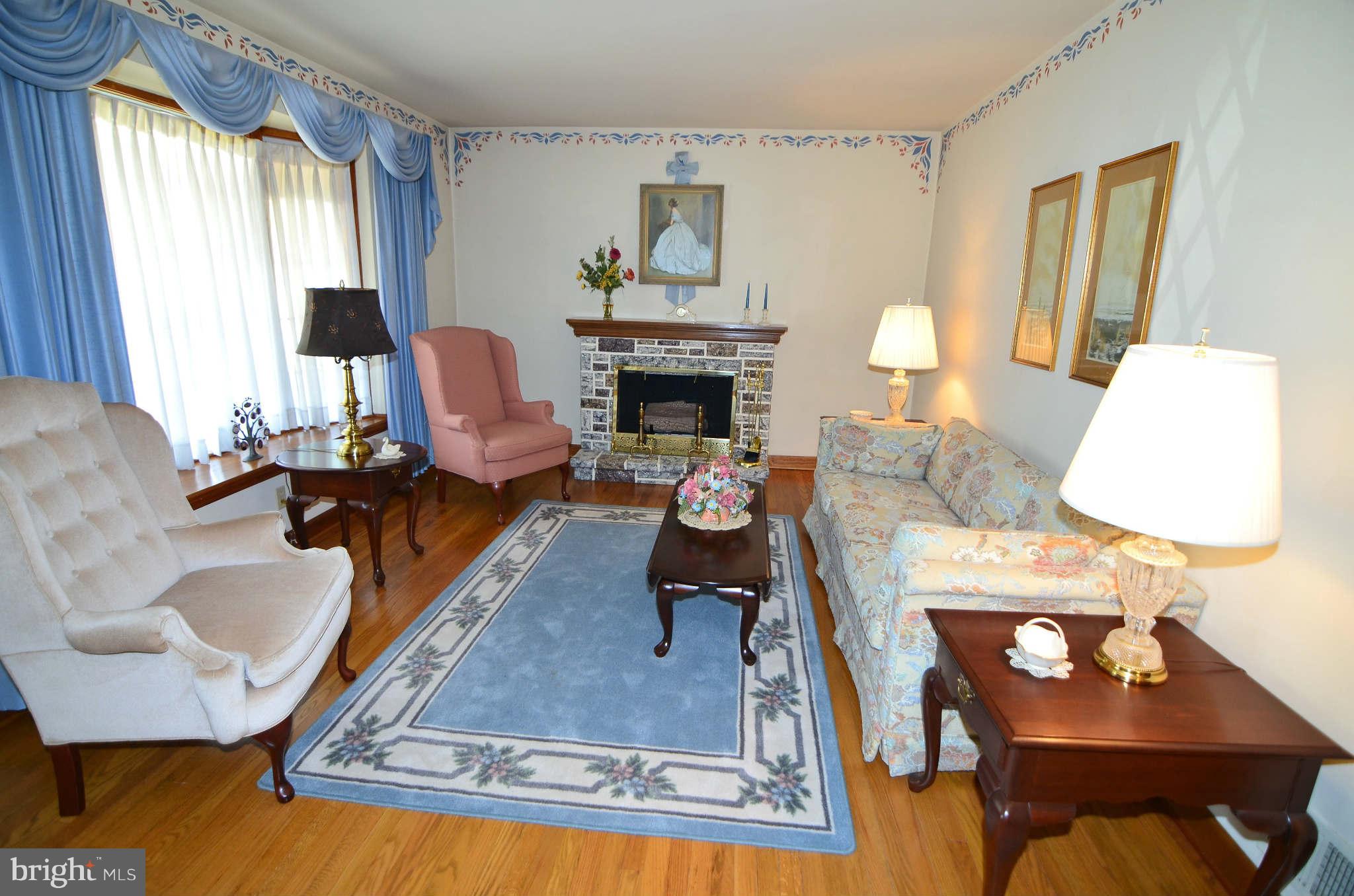 227 Homewood Road Linthicum Heights, MD 21090 - Photo 5 of 30 Living Room