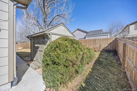 a view of a backyard