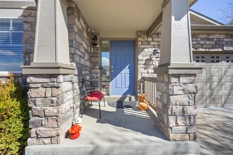 a view of entryway with outdoor area