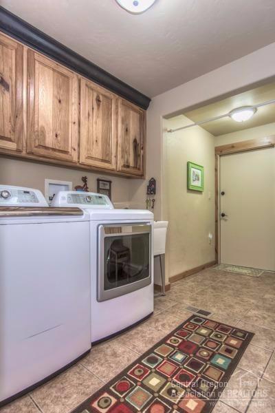 23290 Alfalfa Market Road Bend, OR 97701 - Photo 24 of 25 laundry room/mud room