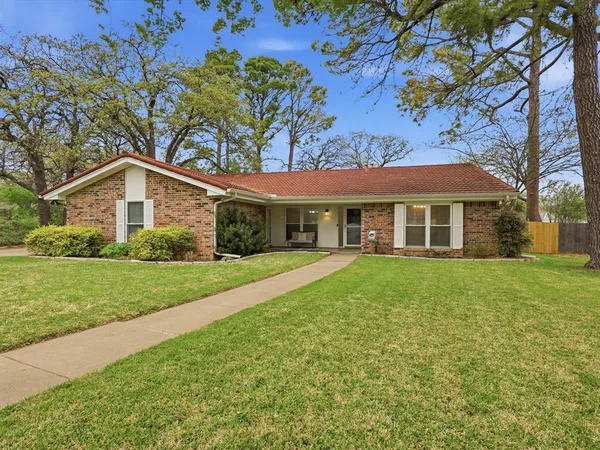 a view of an house with backyard and garden