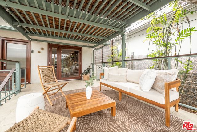 a picture of a room with a floor plan