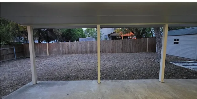 a view of a backyard