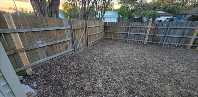 a view of a backyard