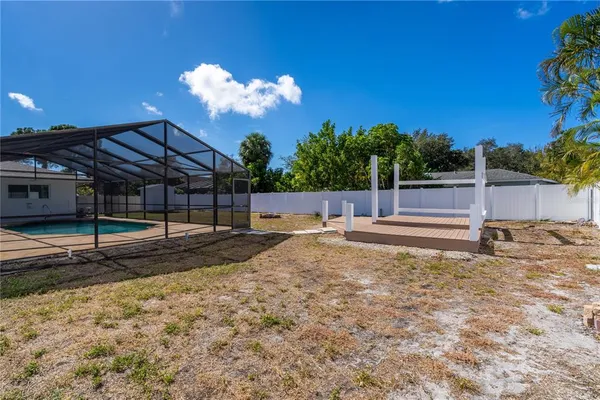 a view of a backyard