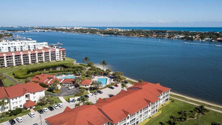 110 Half Moon Circle, Unit E2 Hypoluxo, FL 33462 - Photo 12 of 14 an aerial view of a city