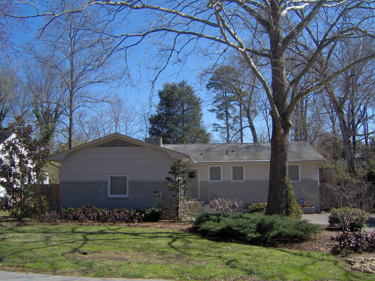 804 Kesterson Road Knoxville, TN 37918 - Photo 2 of 16 Front with large yard