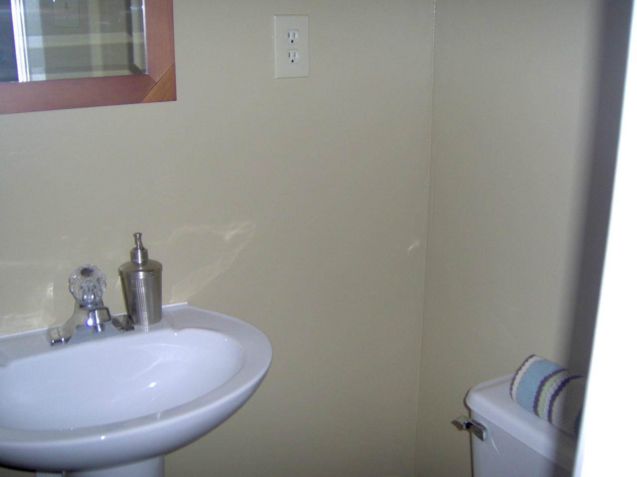 804 Kesterson Road Knoxville, TN 37918 - Photo 12 of 16 Hard-to-photograph updated 1/2 bath