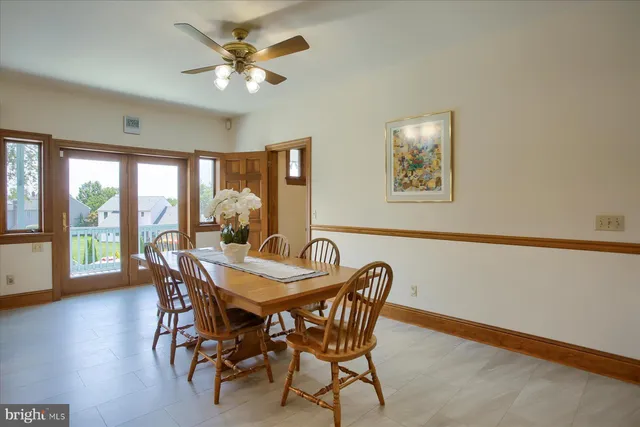 a room with window closet and windows