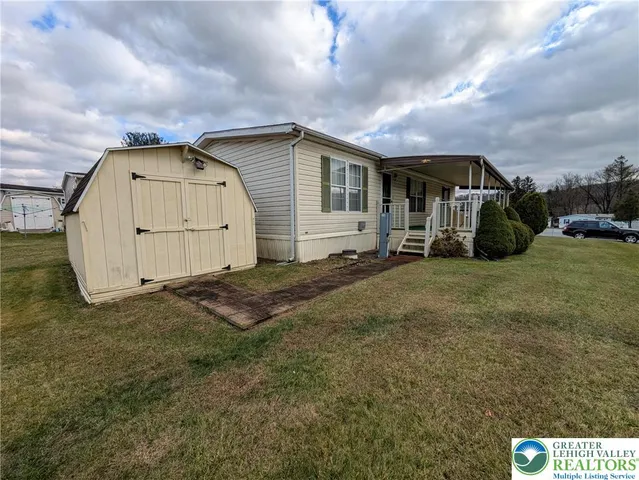 a view of a house with backyard