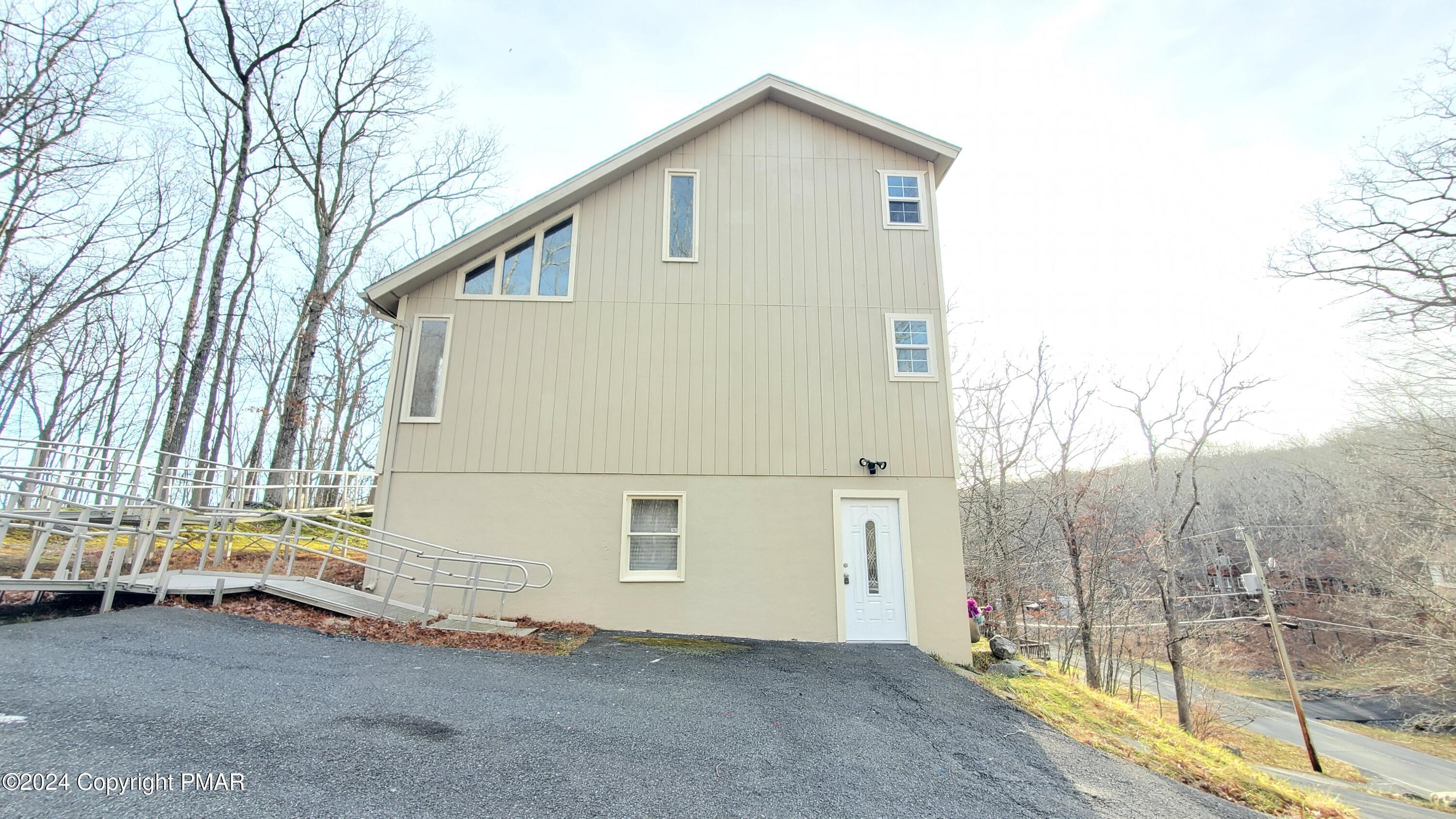 3118 Snowden Drive Bushkill, PA 18324 - Photo 26 of 27 Side