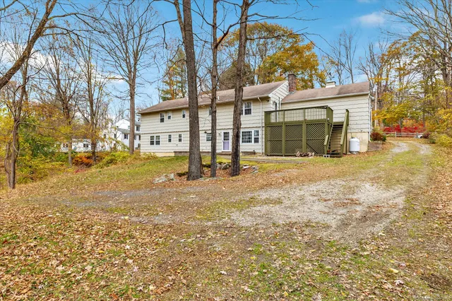a picture of a book shelf