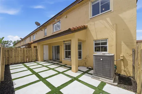 $499,990 | 192 West Forest Oak Circle, Davie, FL 33325