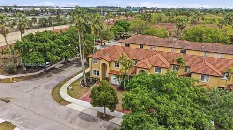 $499,990 | 192 West Forest Oak Circle, Davie, FL 33325