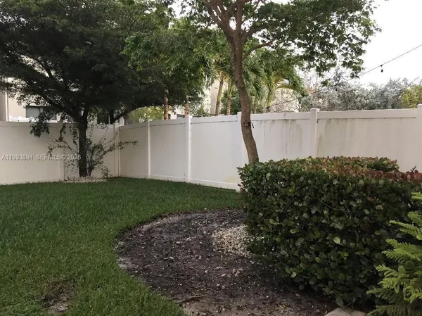 a view of a backyard