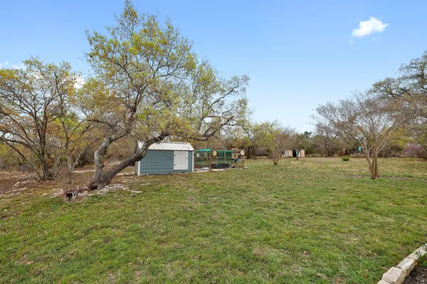 a view of a backyard