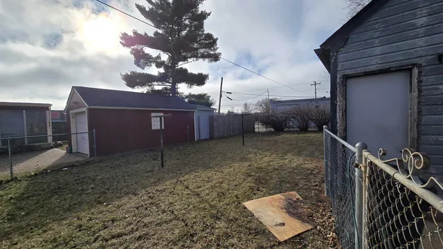 a view of a backyard