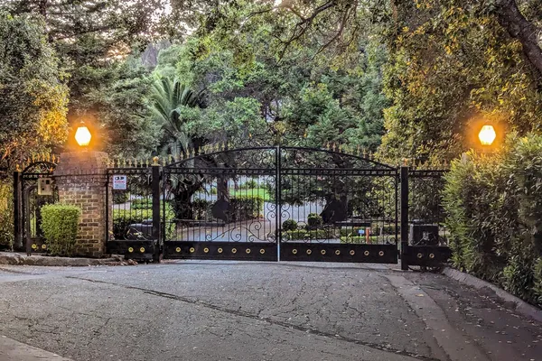 $5,950,000 | 200 Todo El Mundo, Woodside, CA 94062
