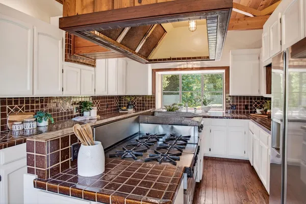 $5,950,000 | 200 Todo El Mundo, Woodside, CA 94062