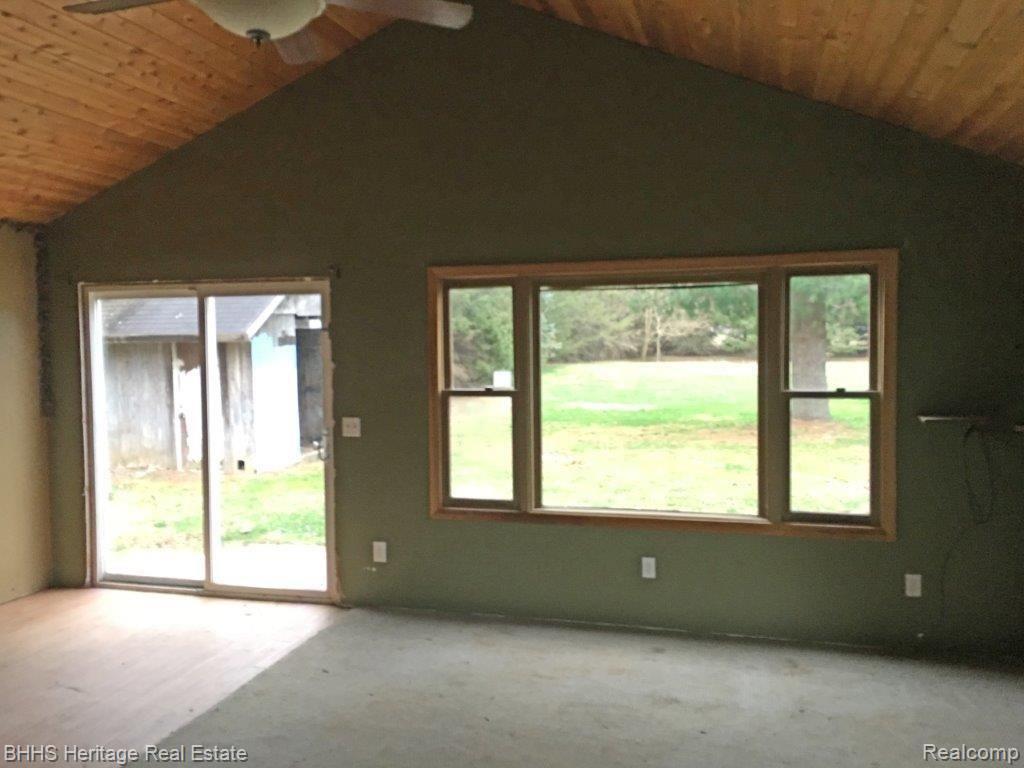 8996 Cole Road Durand, MI 48429 - Photo 9 of 29 living room