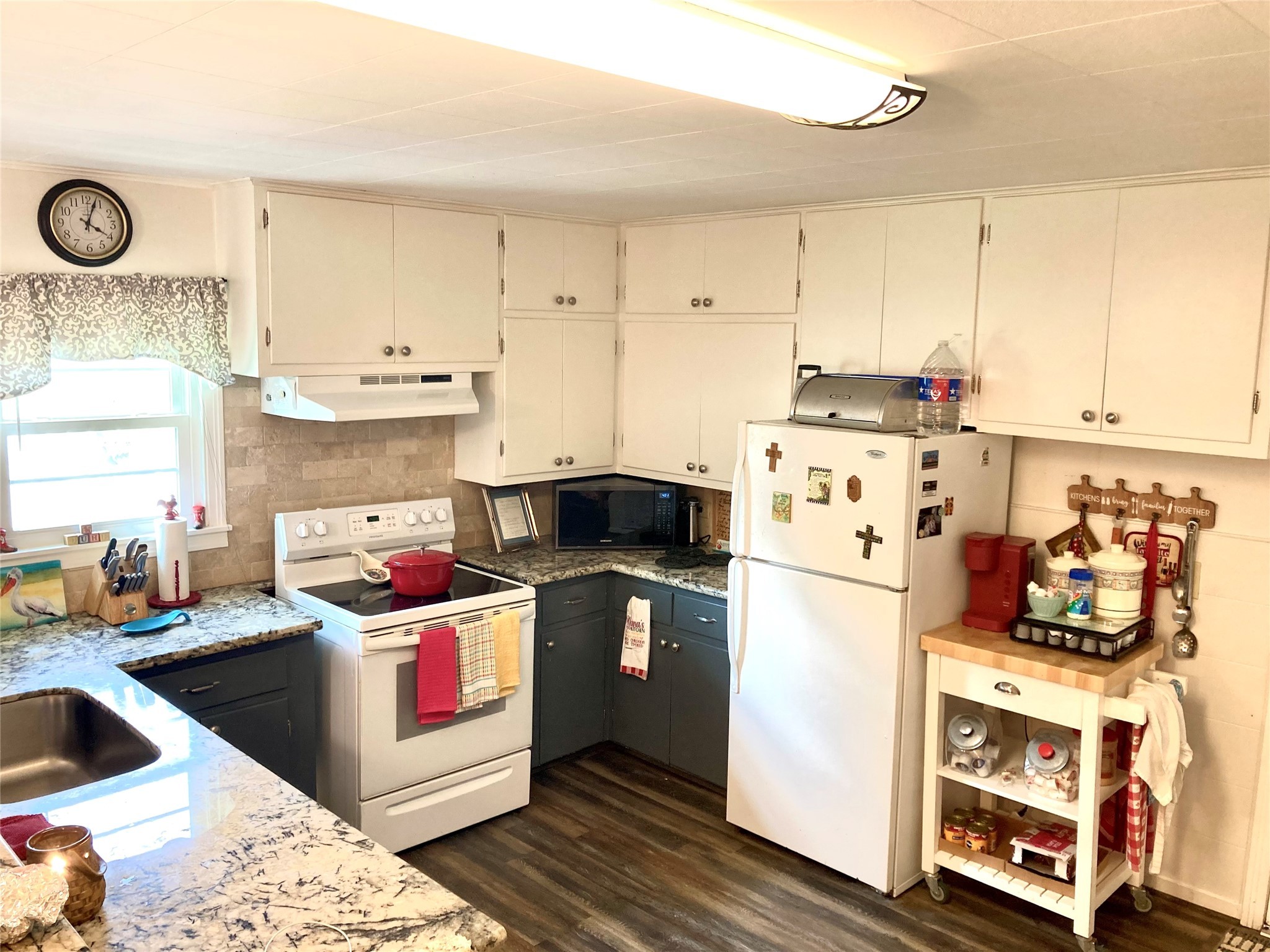 421 13th Street Shiner, TX 77984 - Photo 2 of 9