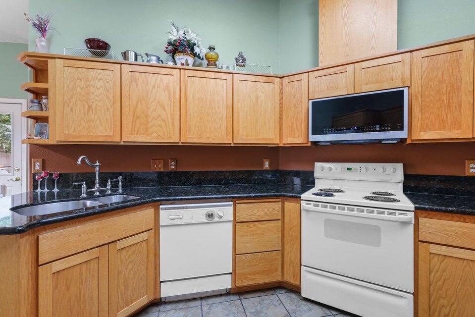 705 Mountain Avenue Central Point, OR 97502 - Photo 11 of 29 11