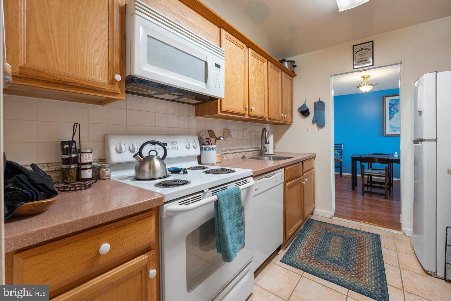 9701 Fields Road, Unit 1604 Gaithersburg, MD 20878 - Photo 6 of 26 Kitchen stove and dishwasher recenlty replaced