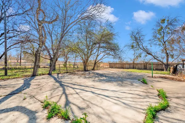 $1,550 | 120 Bank, San Antonio, TX 78204