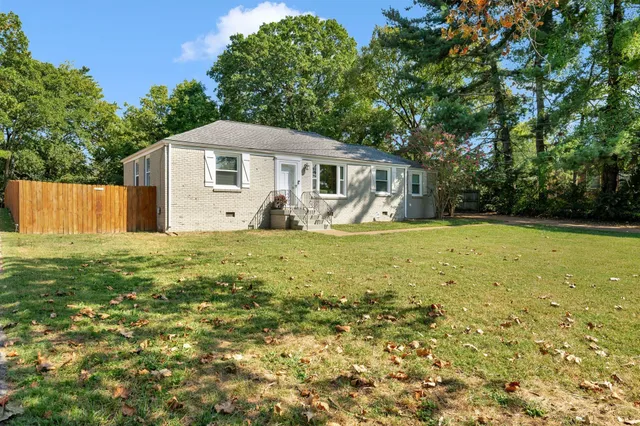 a view of a house with backyard