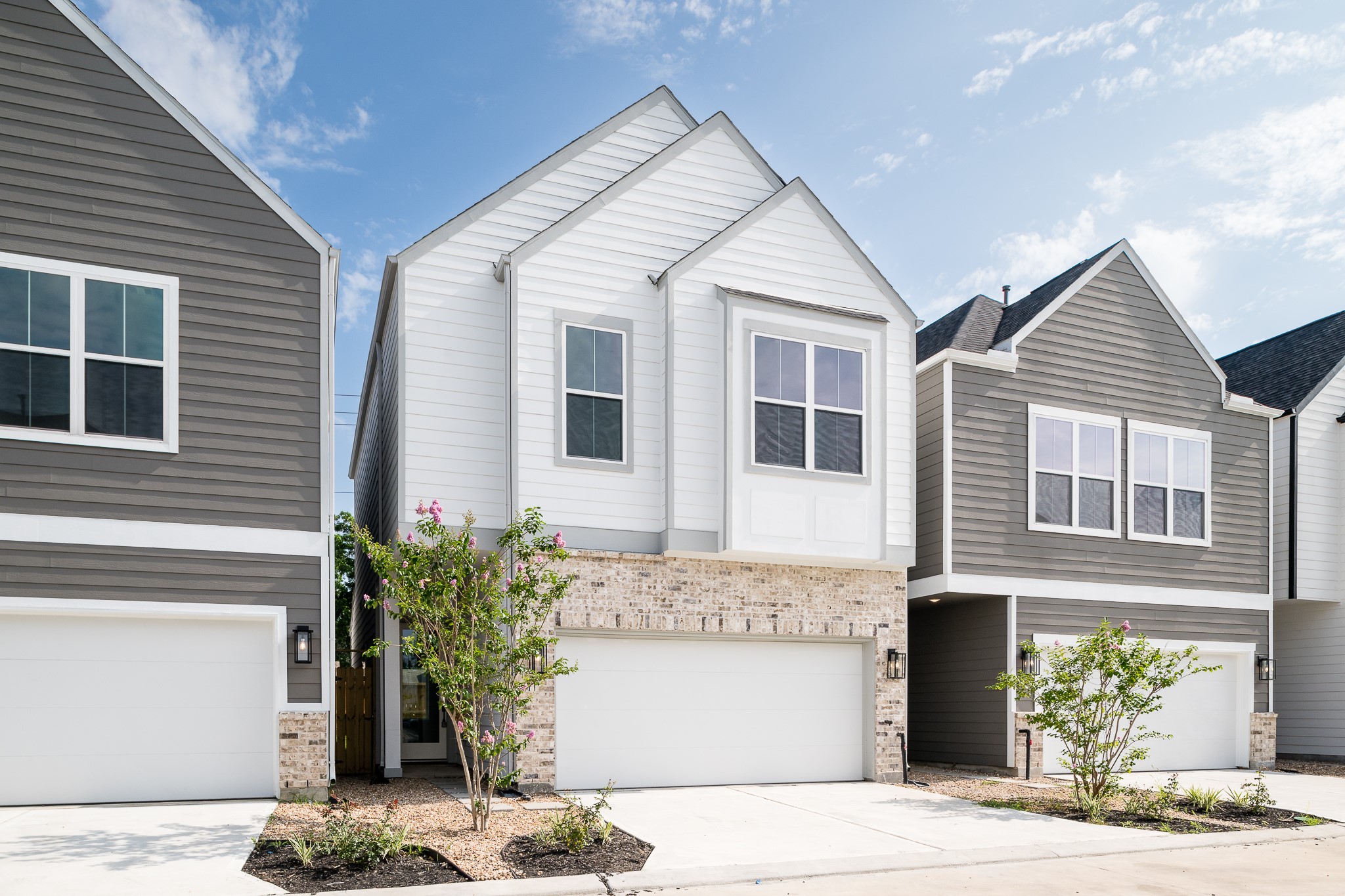 417 Stonework Oaks Lane Houston, TX 77076 - Photo 2 of 27