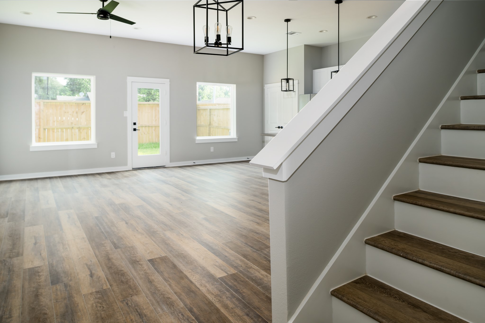 417 Stonework Oaks Lane Houston, TX 77076 - Photo 3 of 27