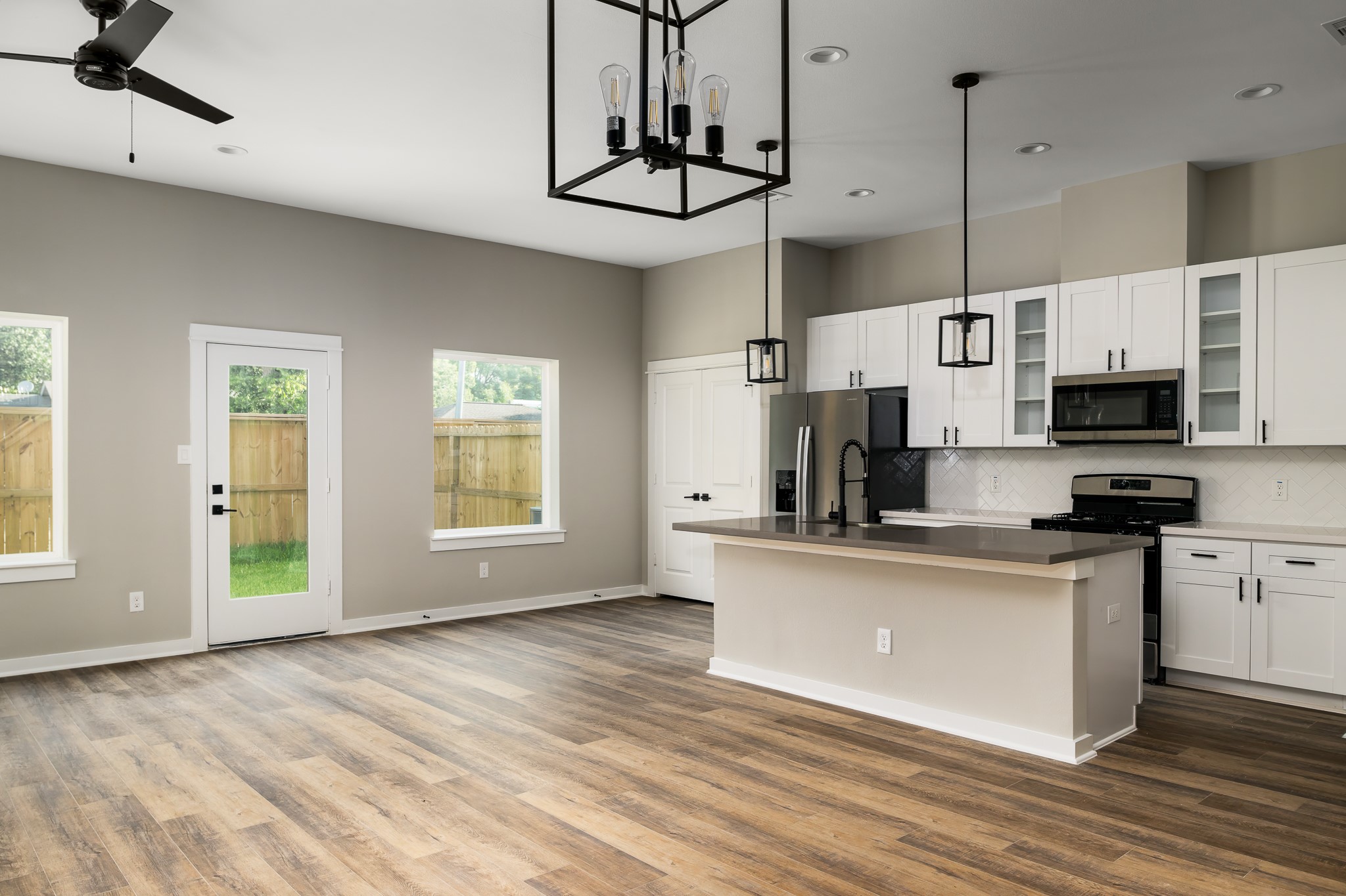 417 Stonework Oaks Lane Houston, TX 77076 - Photo 4 of 27