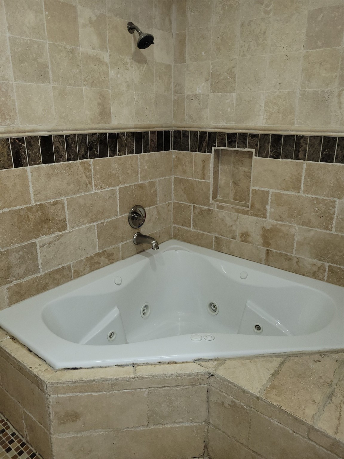 7803 Broadview Drive Houston, TX 77061 - Photo 8 of 13 a bathroom with a bathtub