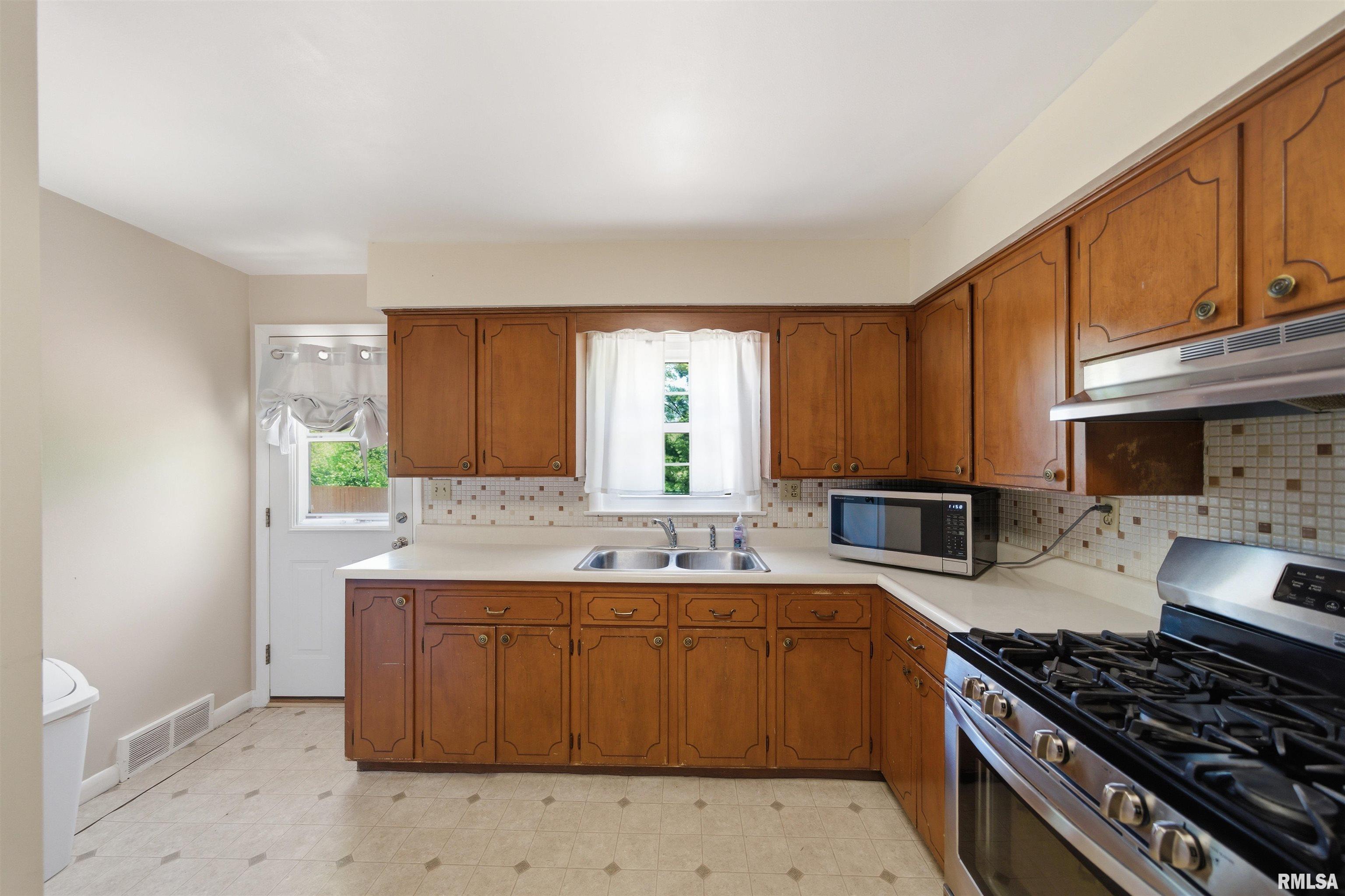 5203 North Sheridan Road Peoria, IL 61614 - Photo 11 of 31