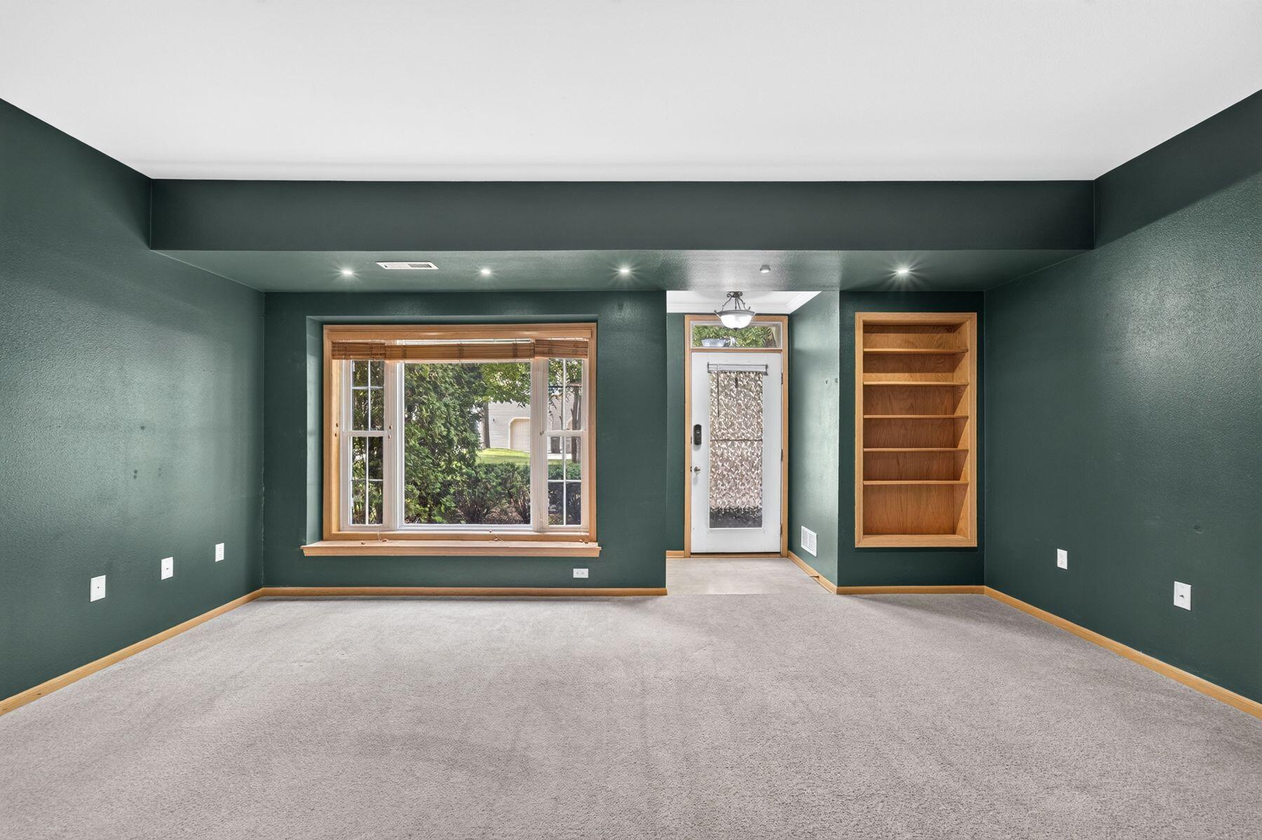 6195 Walnut Lane, Unit 68 Cudahy, WI 53110 - Photo 4 of 20 Spacious Living Room