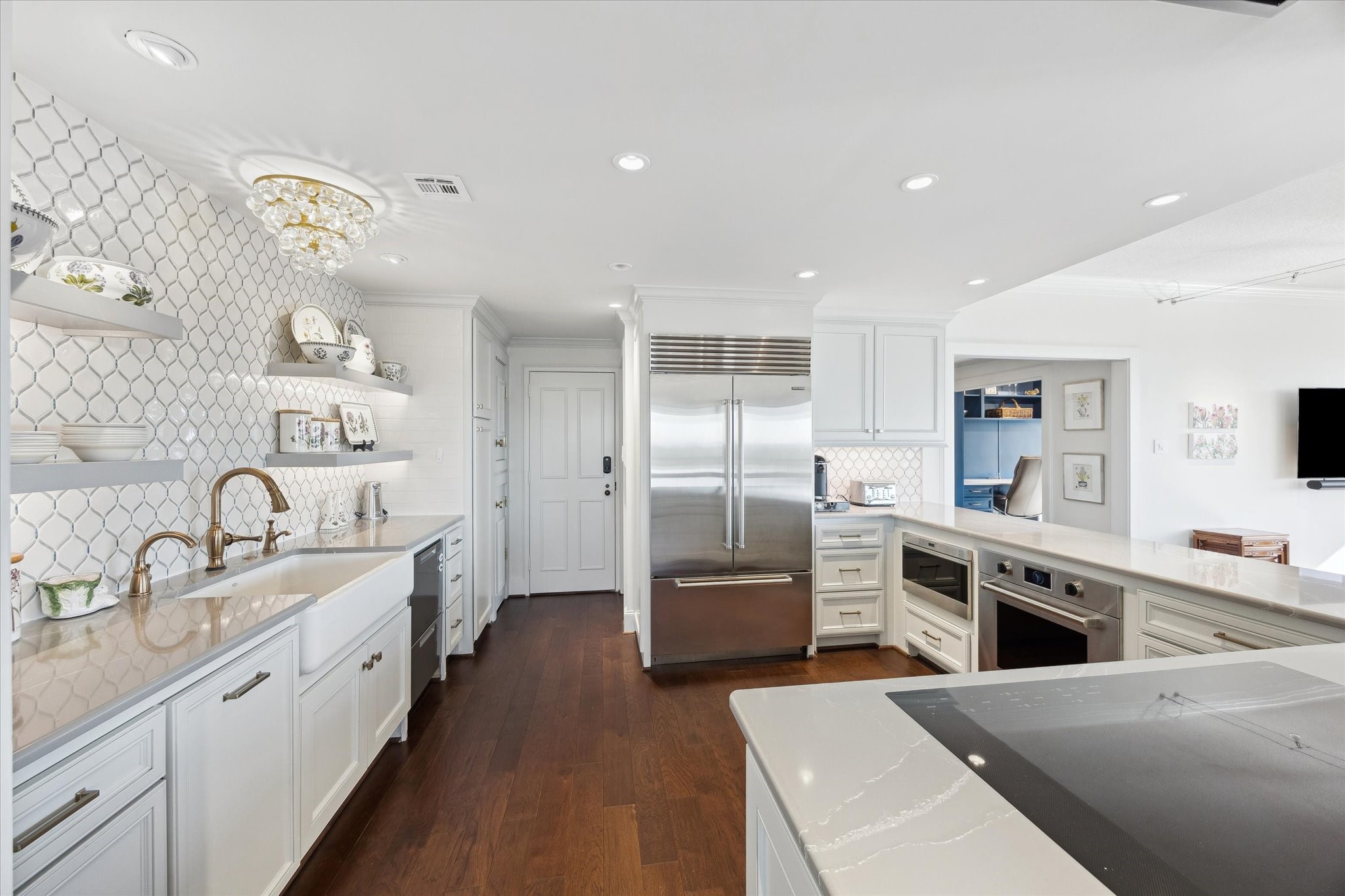 101 Westcott Street, Unit 1202 Houston, TX 77007 - Photo 14 of 38 a large kitchen with stainless steel appliances lots of counter space sink and a refrigerator