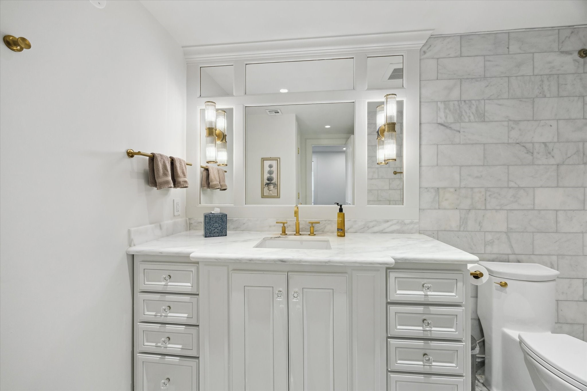 101 Westcott Street, Unit 1202 Houston, TX 77007 - Photo 23 of 38 a bathroom with a sink and a mirror