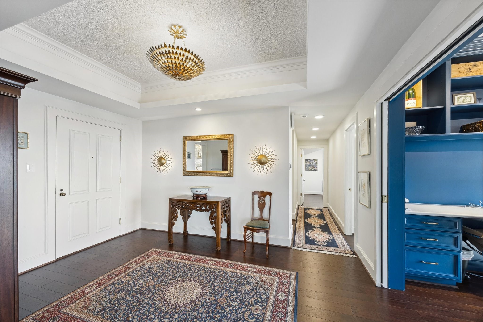 101 Westcott Street, Unit 1202 Houston, TX 77007 - Photo 4 of 38 a view of a livingroom with furniture and hardwood floor