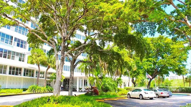 $2,500 | 7441 Wayne Avenue, Unit 1P, Miami Beach, FL 33141