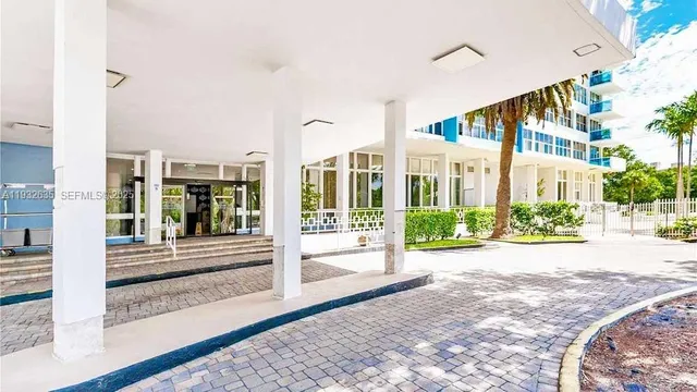 $2,500 | 7441 Wayne Avenue, Unit 1P, Miami Beach, FL 33141
