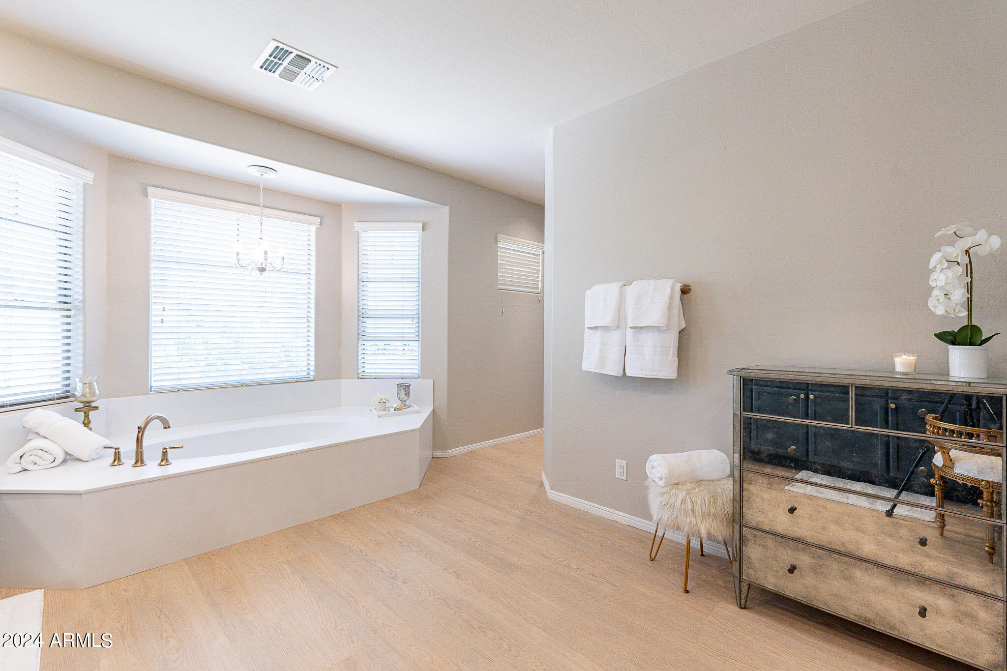 4770 East Buckboard Road Gilbert, AZ 85297 - Photo 51 of 97 Large Primary Bathroom