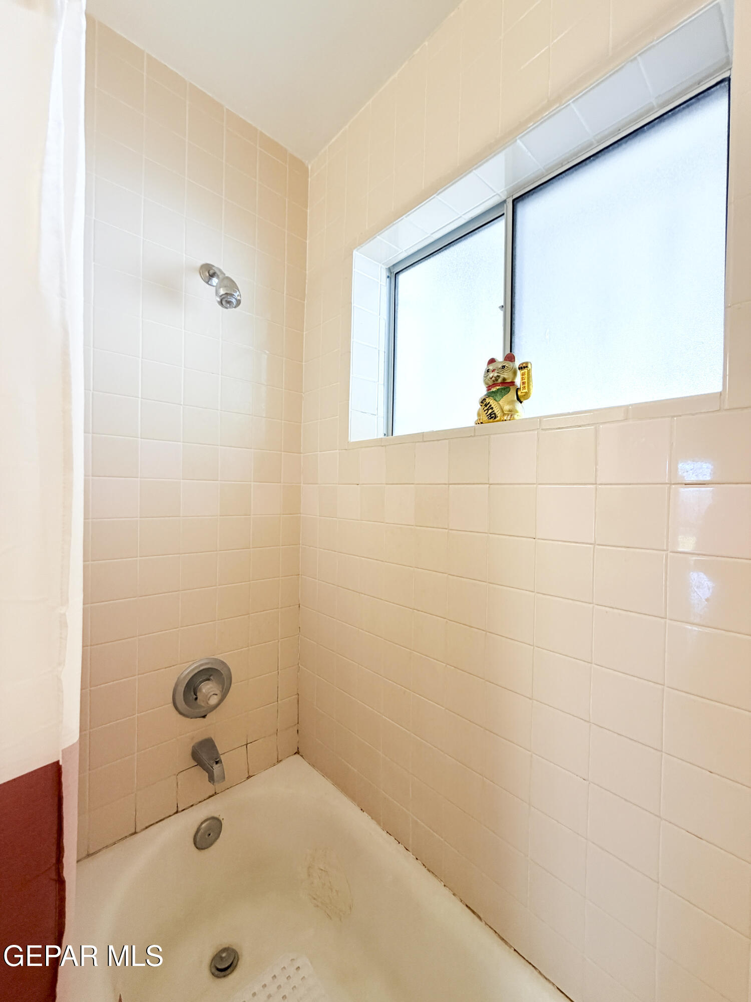 3329 Harrison Avenue El Paso, TX 79930 - Photo 19 of 38 a bathroom with a tub