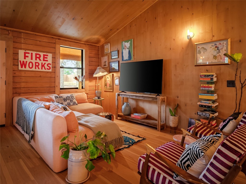 127 Marina Road Smithville, TX 78957 - Photo 15 of 40 a living room with patio furniture and a flat screen tv