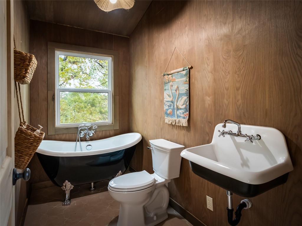 127 Marina Road Smithville, TX 78957 - Photo 29 of 40 a bathroom with a sink a toilet and tub