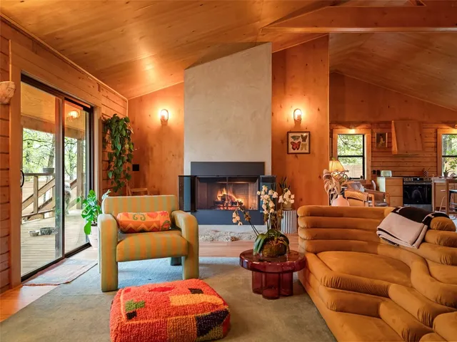 $999,000 | 127 Marina Road, Smithville, TX 78957