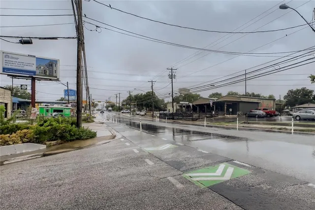 $950 | 2401 Manor Road, Unit 111, Austin, TX 78722