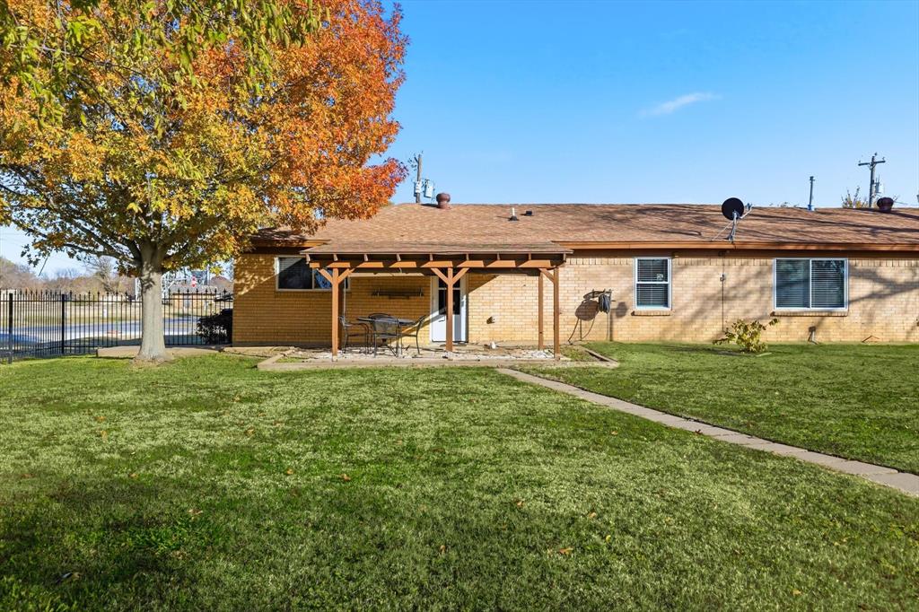 412 North Dallas Street Pilot Point, TX 76258 - Photo 26 of 32