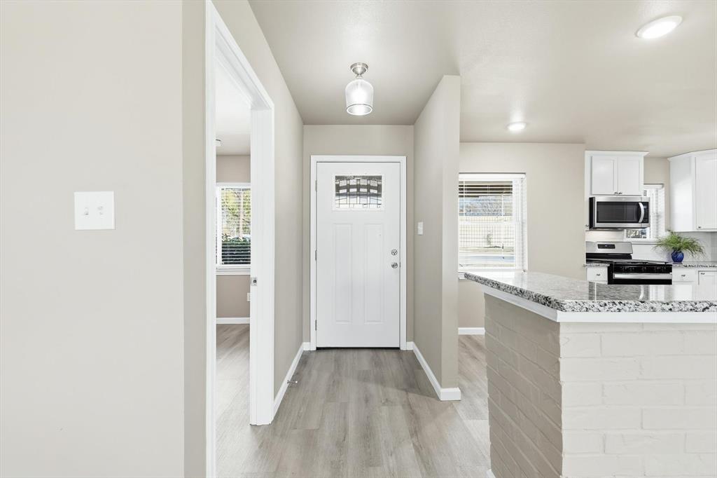 412 North Dallas Street Pilot Point, TX 76258 - Photo 4 of 32